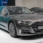 L'Audi S8 est exposée lors d'un salon de l'auto.