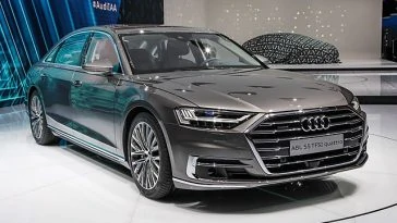 L'Audi S8 est exposée lors d'un salon de l'auto.