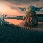 Un bébé Yoda se tient sur la plage à côté d’une planète.