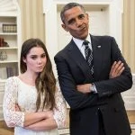 Obama et une jeune femme debout dans le bureau ovale.