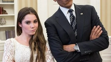 Obama et une jeune femme debout dans le bureau ovale.