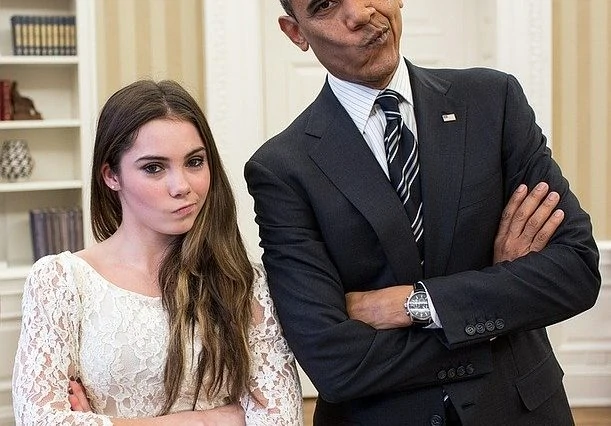 Obama et une jeune femme debout dans le bureau ovale.