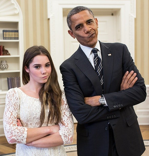 Obama et une jeune femme debout dans le bureau ovale.