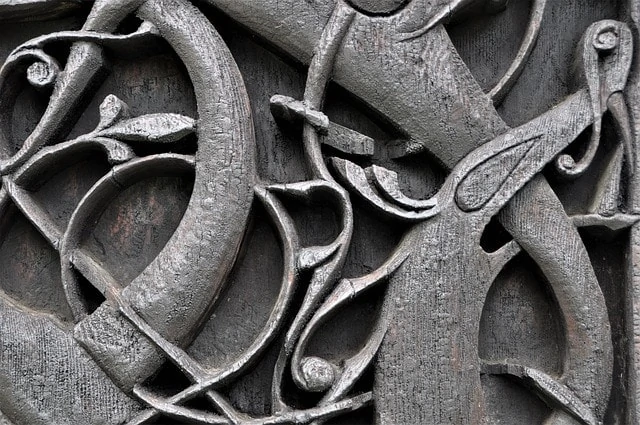 Sculptures vikings sur une porte en bois.