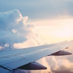 L'aile d'un avion volant à travers les nuages.