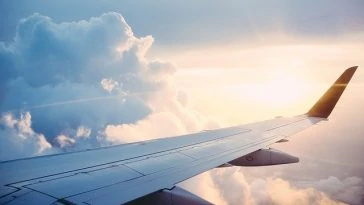 L'aile d'un avion volant à travers les nuages.