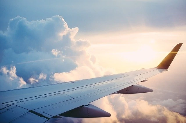 L'aile d'un avion volant à travers les nuages.