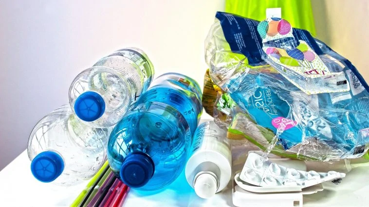 Un groupe de bouteilles en plastique et d'autres objets sur une table.