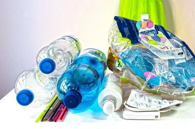 Un groupe de bouteilles en plastique et d'autres objets sur une table.
