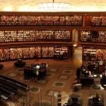 Une grande bibliothèque contenant de nombreux livres.