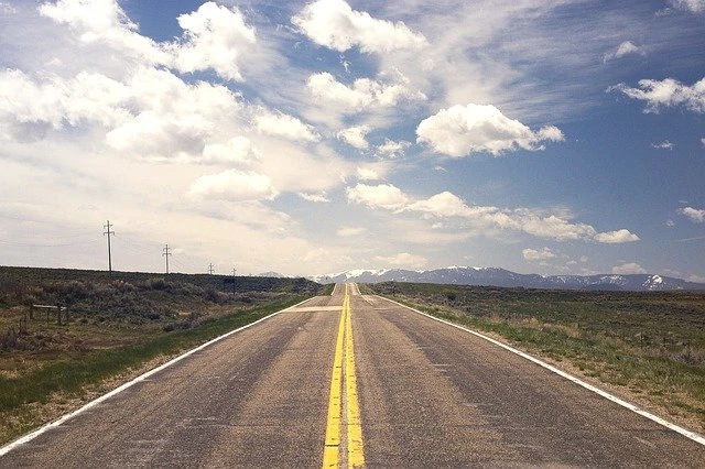 Une route déserte au milieu du désert.