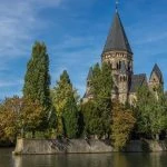 Une église se trouve au bord d’une rivière.