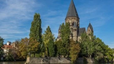 Une église se trouve au bord d’une rivière.