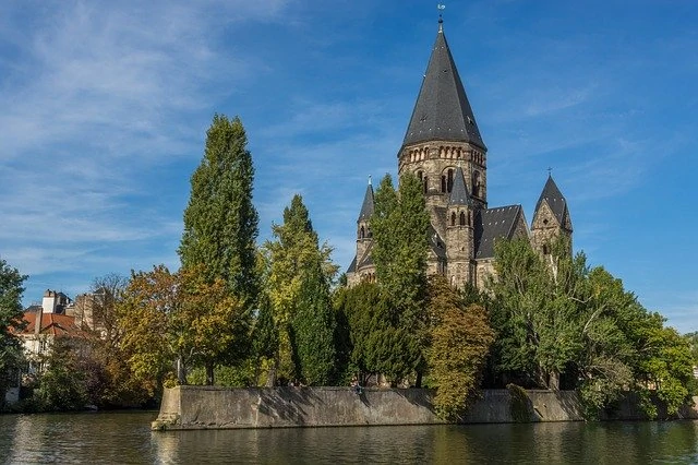 Une église se trouve au bord d’une rivière.