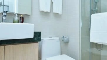Une salle de bain avec WC, lavabo et cabine de douche.