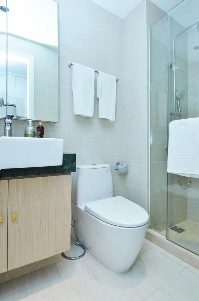 Une salle de bain avec WC, lavabo et cabine de douche.