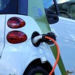 Une voiture intelligente est branchée sur un chargeur électrique.