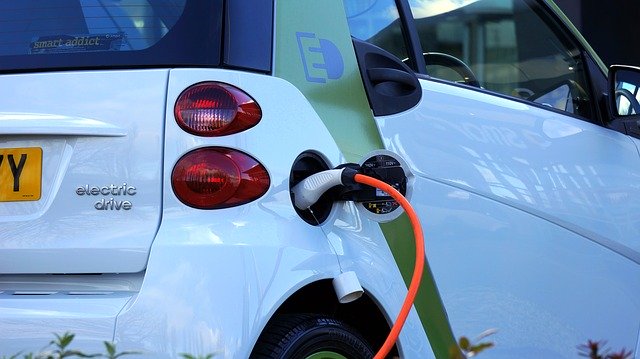 Une voiture intelligente est branchée sur un chargeur électrique.