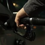 Une personne fait le plein d’essence dans une voiture.