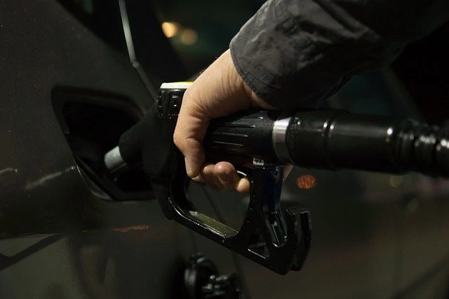 Une personne fait le plein d’essence dans une voiture.