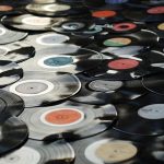 De nombreux disques vinyles traînent par terre.