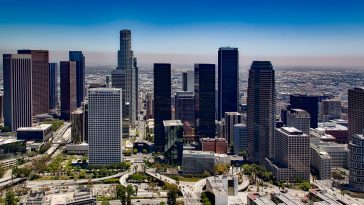 Une vue aérienne de la ville de Los Angeles.