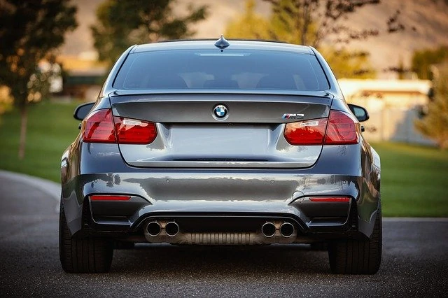 L'arrière d'une BMW M5 grise.