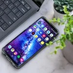 Le Samsung Galaxy S20 est posé sur une table à côté d'un ordinateur portable.