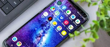 Le Samsung Galaxy S20 est posé sur une table à côté d'un ordinateur portable.