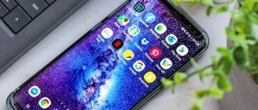 Le Samsung Galaxy S20 est posé sur une table à côté d'un ordinateur portable.