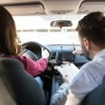 Un couple sur la banquette arrière d’une voiture.