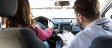 Un couple sur la banquette arrière d’une voiture.