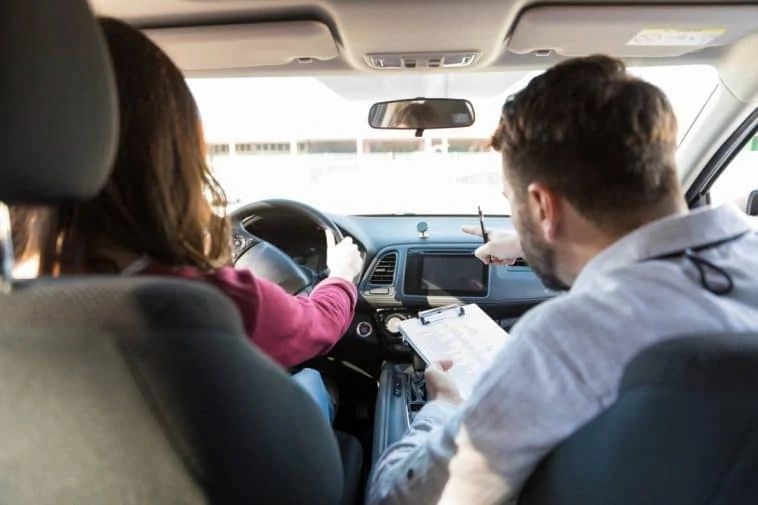 Un couple sur la banquette arrière d’une voiture.