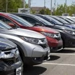 Une rangée de Honda CR-V stationnées dans un parking.