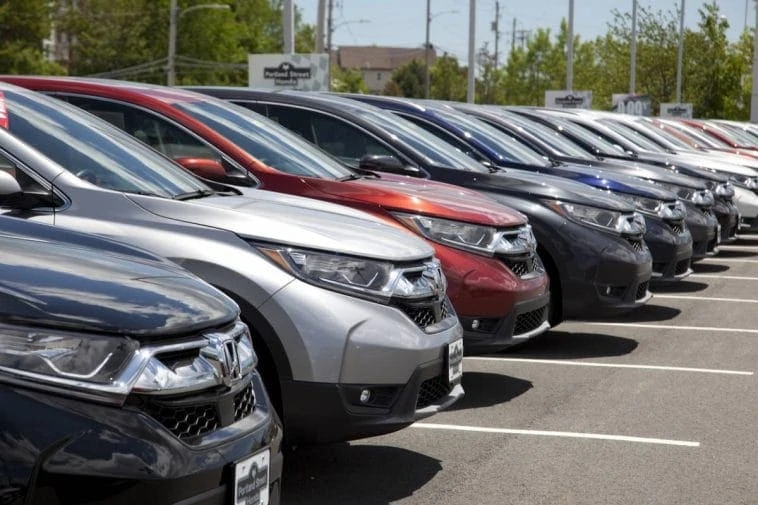 Une rangée de Honda CR-V stationnées dans un parking.