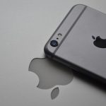 Un iPhone 6s repose sur une surface blanche.