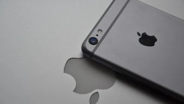 Un iPhone 6s repose sur une surface blanche.