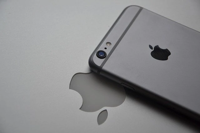 Un iPhone 6s repose sur une surface blanche.