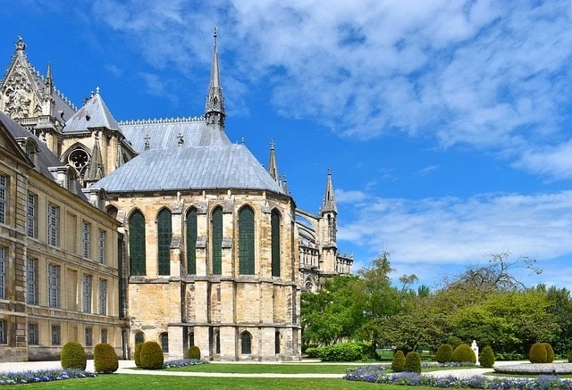 Une grande cathédrale avec une grande pelouse et des arbres.