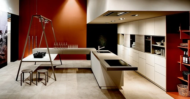 Une cuisine moderne aux murs rouges et orange.