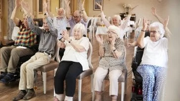 Résidents âgés d'un EHPAD participant à des activités collectives.