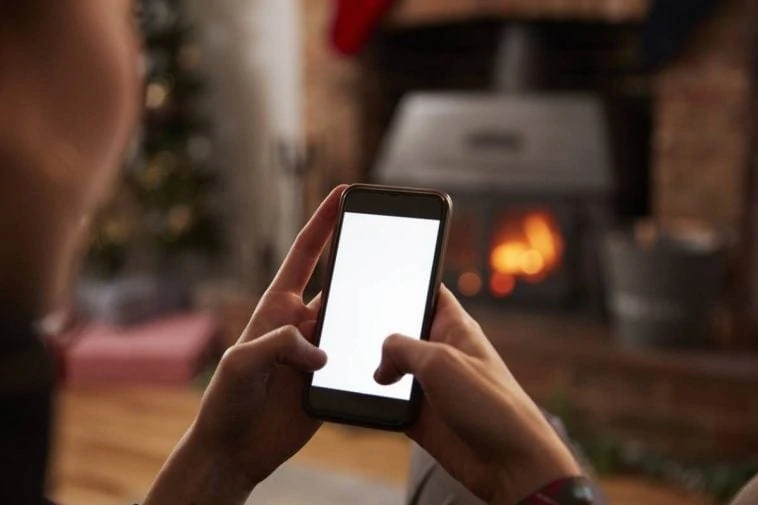 Une femme utilisant un téléphone intelligent, démontrant l’avenir de l’industrie moderne.