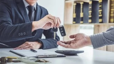 Un homme d'affaires facilitant le transfert de voiture sans paperasse nécessaire