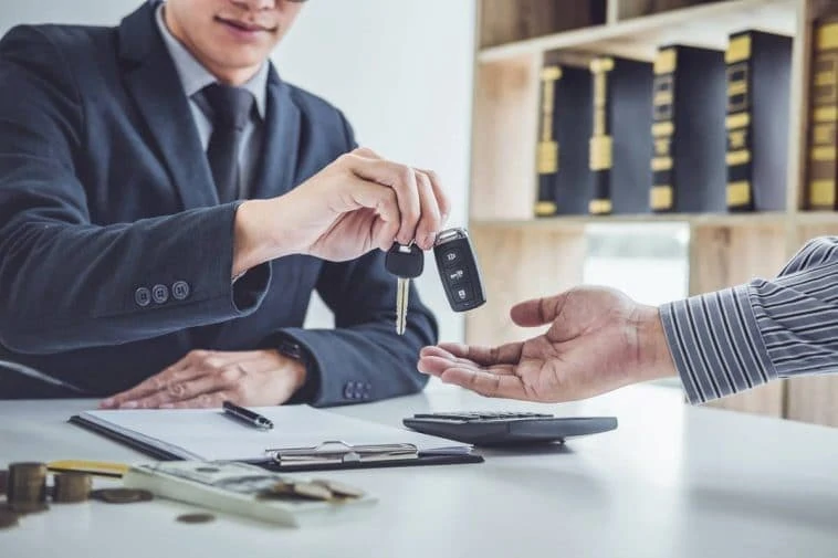 Un homme d'affaires facilitant le transfert de voiture sans paperasse nécessaire