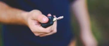 Un homme tenant une clé de voiture à la main se demande : J'ai perdu mon permis, que faire ?