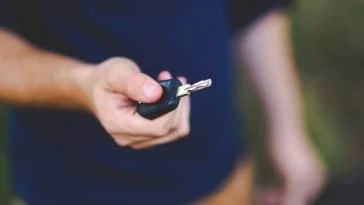 Un homme tenant une clé de voiture à la main se demande : J'ai perdu mon permis, que faire ?