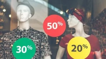 Mannequins devant une fenêtre avec une pancarte de vente.