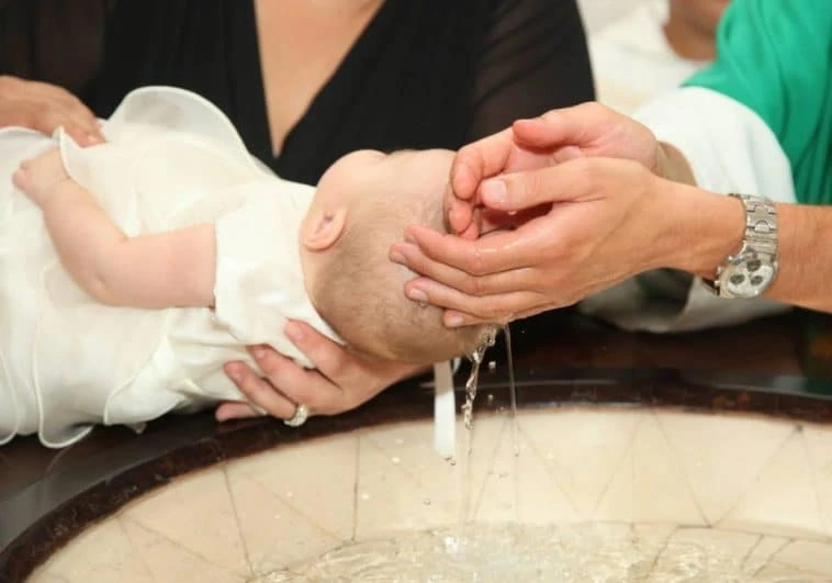 Choisir un bijou pour le baptême d'un bébé garçon.