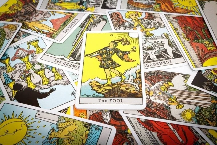 Les différentes catégories du tarot sont disposées en tas sur une table.