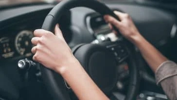 Femme conduisant une voiture.